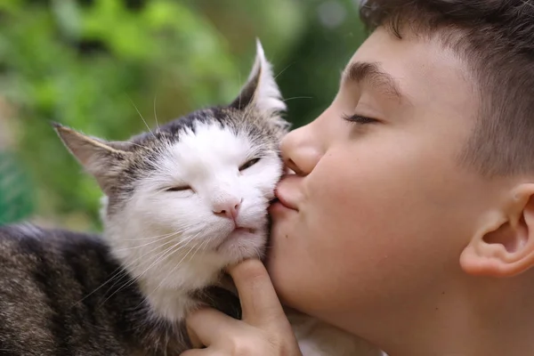 Szczęśliwy chłopiec przytrzymaj kot uśmiechający się zbliżenie zdjęcie — Zdjęcie stockowe