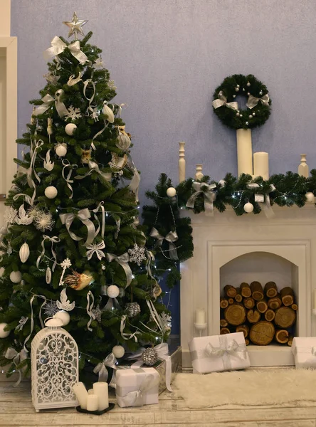 Árbol de Navidad decorado con regalos y chimenea —  Fotos de Stock