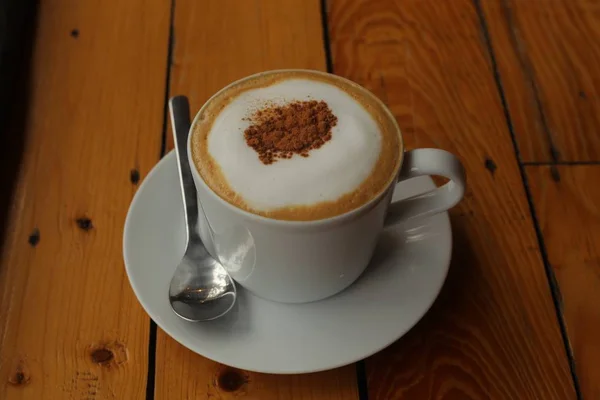 Cappuchino kopi dalam cangkir porcellan putih dan piring dengan sendok — Stok Foto