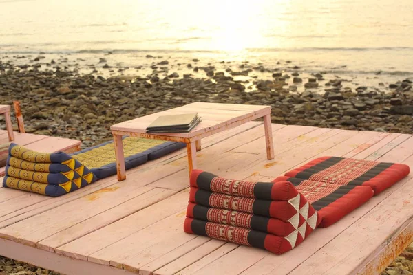 Тихое азиатское кафе на пляже Тай со столом и ковриками — стоковое фото