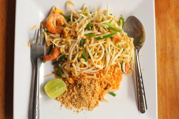 Asiatico pad tailandese tagliatella arrosto con uova frutti di mare gamberetti squeed servito per cena — Foto Stock