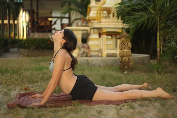 Menina adolescente exercitando ioga na praia de seacost — Fotografia de Stock
