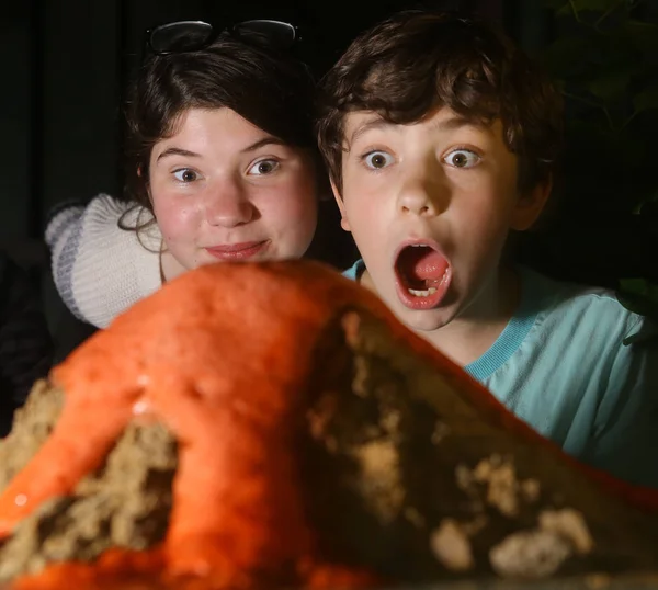 Мальчик и девочка-подросток проводят эксперимент с химическим вулканом — стоковое фото