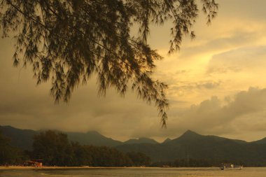 deniz dalgaları ve tepe ile Tay adasında renkli yapıştırır günbatımı