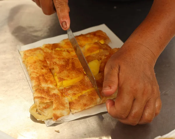 Panqueque tailandés famoso con relleno de plátano y cobertura suave condensada —  Fotos de Stock