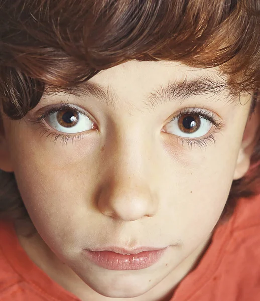 Preadolescente chico expresivo primer plano serio retrato con grandes ojos p — Foto de Stock