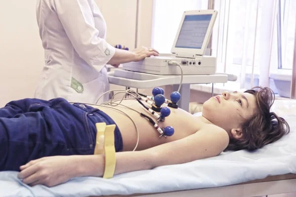 Teebager çocuk ile düzenli ecg testi randevusu var.