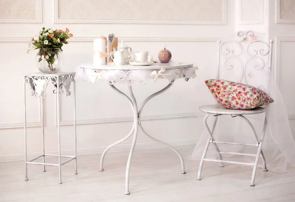 Salle à manger intérieure blanche avec table et chaise en fer — Photo