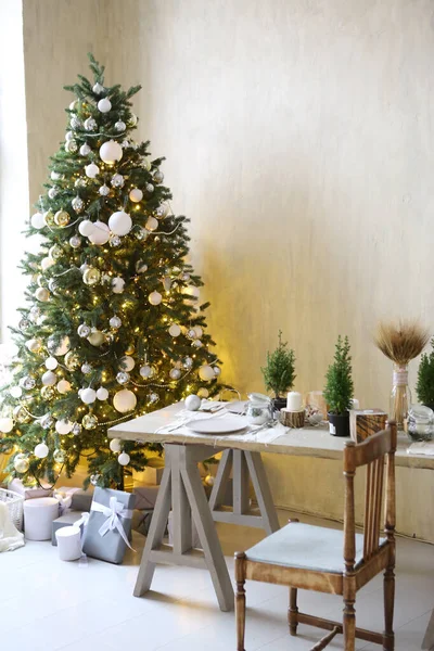 Cartão de Natal alegre com decoração de brinquedos de árvore de natal presente — Fotografia de Stock