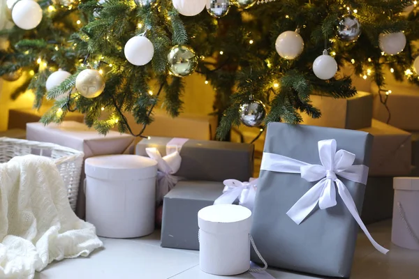 Karácsonyi ajándékok dobozokban díszítéssel közeli fotó — Stock Fotó