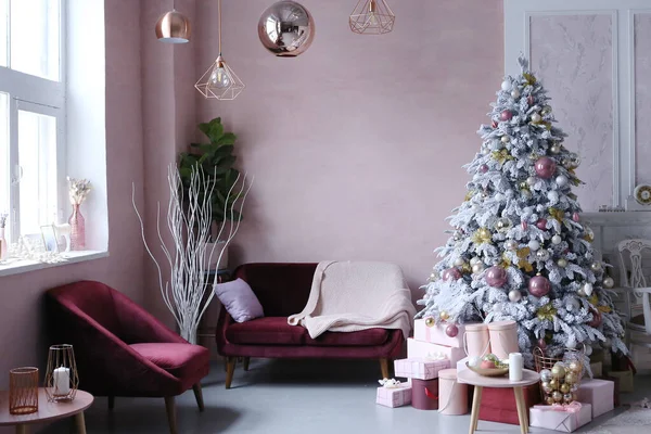 Feliz tarjeta de Navidad con regalo de decoración de juguetes de árbol de Navidad —  Fotos de Stock