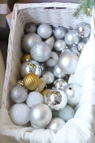 Silver guld jul träd leksak bollar i lådan — Stockfoto