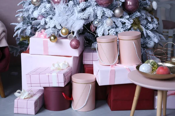 Рождество подарки в коробках с украшением крупным планом фото — стоковое фото