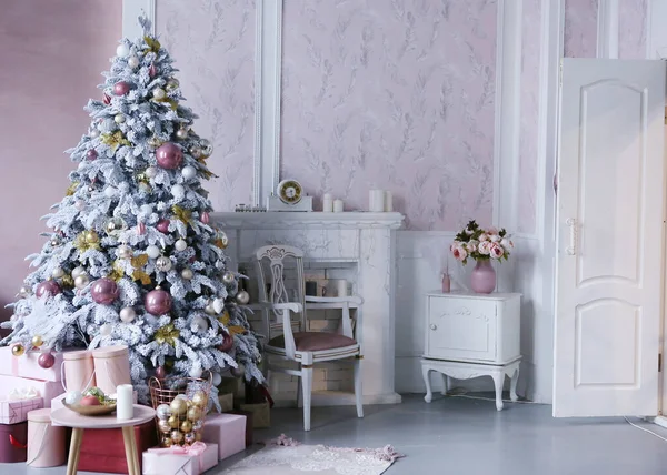 Весёлая рождественская открытка с украшением ёлочных игрушек — стоковое фото