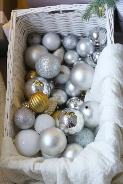 Bolas de juguete de árbol de navidad de oro plateado en la caja —  Fotos de Stock