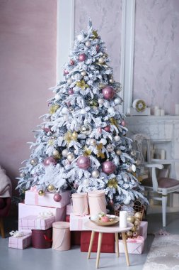 Mutlu noel kartları ve Noel ağacı oyuncakları hediyeleri.