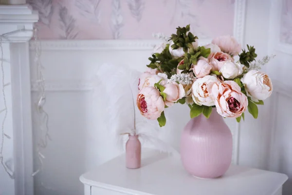 Peônia rosa e flores brancas em vaso Imagem De Stock