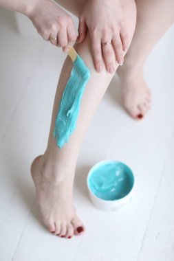 Şekerleme tüy dökücü için mavi şekerli kozmetik kız.