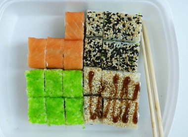 Japon suşisi sarması. Tabağa yakın fotoğraf koyun.