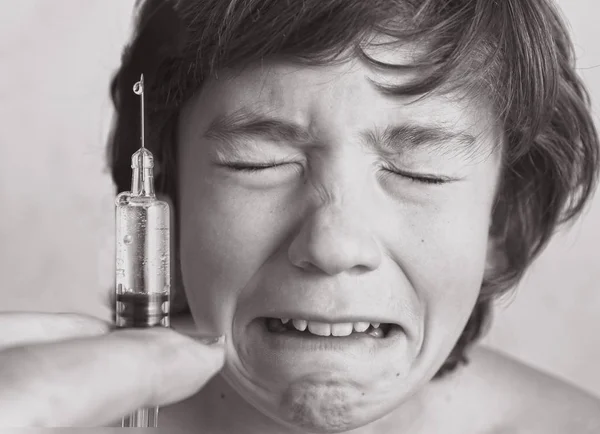 Niño aftaid de la inyección de la vacunación — Foto de Stock