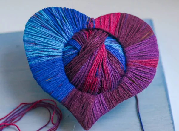 Happy Valentines day still life card with woolen yarn thread hea — Stock Photo, Image