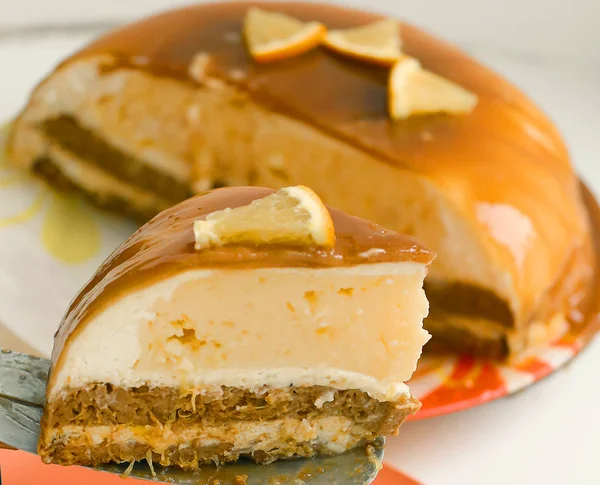 Torta di mousse al caramello all'arancia tagliata con crema di formaggio mascapone e c — Foto Stock