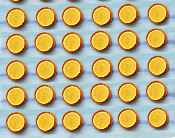 Cut orange half on blue wooden board background close up top vie — Stok fotoğraf