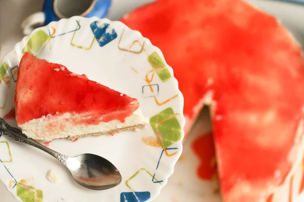 Cheese cake with strawberry jam topping close up photo — Stock Photo, Image