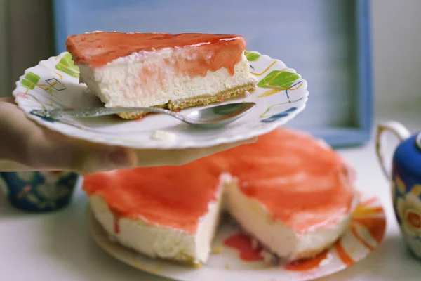 Gâteau au fromage avec de la confiture de fraises garniture de près photo — Photo