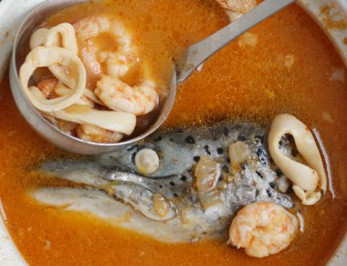 Somon kafalı balık çorbası ve büyük tencereli tatlı patates ezmesi.