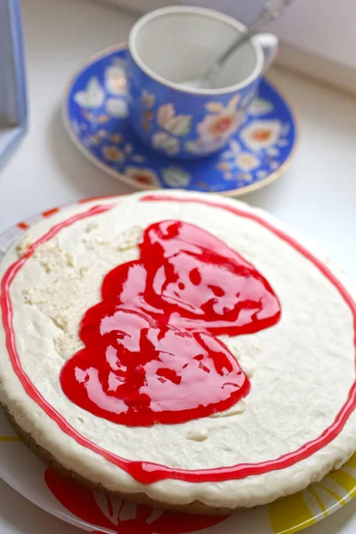 Cheese cake with strawberry jam two hearts valentine topping clo — Stock Photo, Image