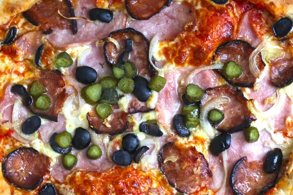 Textura de pizza fundo com zumbido, salsicha, pepino, azeitonas onio — Fotografia de Stock