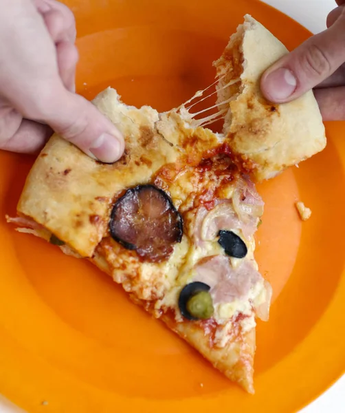 Plasterek Pizzy Szumem Kiełbasą Ogórkiem Cebulą Oliwkową Skórką Serową — Zdjęcie stockowe