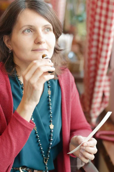 Kafedeki Genç Kadın Çay Setiyle Parfüm Kokusu Alıyor — Stok fotoğraf