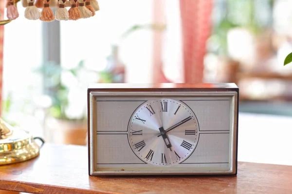 Horloge Vintage Rétro Sur Décoration Tablie Dans Intérieur Café Photo — Photo