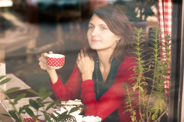 Kafe Penceresinden Çay Fincanı Portresi Taşıyan Genç Sarışın Kadın Yakın — Stok fotoğraf