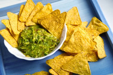 Guacamole soslu mısır cipsi yakın çekim fotoğrafı.