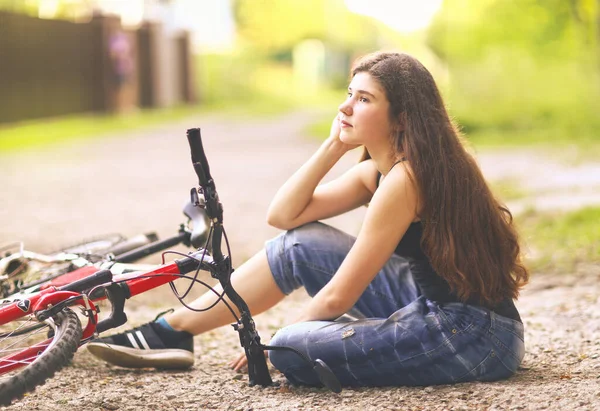 Дівчина Підліток Довгим Коричневим Волоссям Сидить Велосипедом Сільській Дорозі Літньому — стокове фото