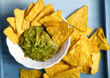 Guacamole soslu mısır cipsi yakın çekim fotoğrafı.