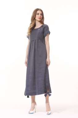 Uzun kahverengi kısa kollu bir elbise giymiş uzun kollu bir kadın yönetici. Tüm vücut uzunluğu beyaz üzerinde izole edilmiş.