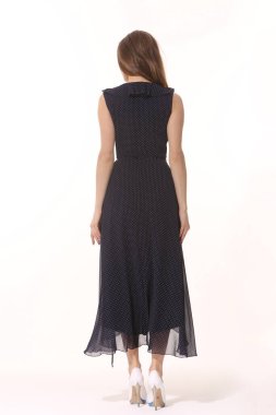  İş kadını yöneticisi uzun kahverengi kısa kollu elbiseyle poz veriyor. Tüm vücut uzunluğu beyaz arka planda izole edilmiş.