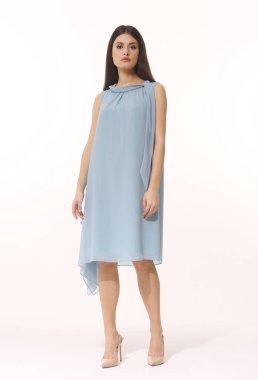 Hintli iş kadını yöneticisi mavi kolsuz yaz elbisesi içinde poz veriyor.