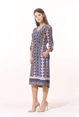 Hintli iş kadını yöneticisi mavi kolsuz yaz elbisesi içinde poz veriyor.