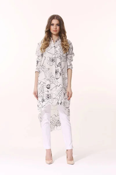 Business Kvinna Verkställande Poserar Sommar Casual Print Vit Byxa Kostym — Stockfoto