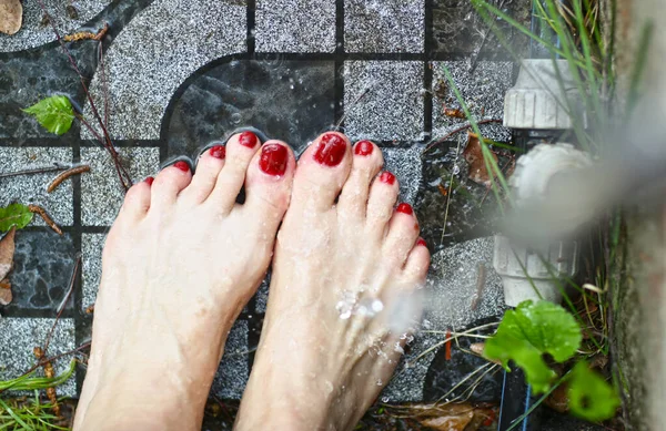 Kvinna Fötter Med Röd Spik Emalj Tvätt Med Vatten Paté — Stockfoto