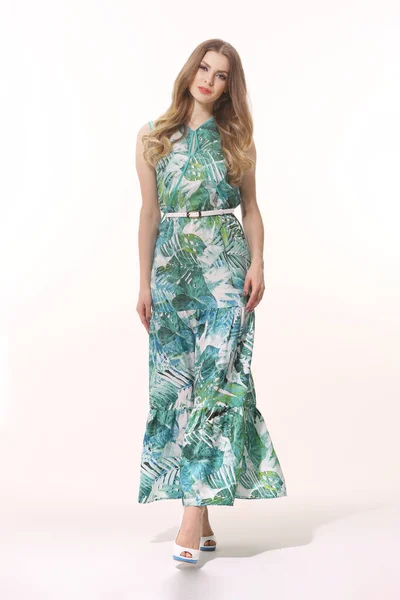 Mujer de negocios ejecutiva en verano casual impresión maxi vestido de cuerpo completo foto — Foto de Stock