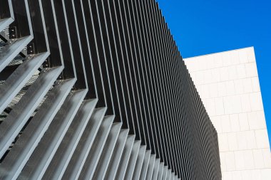 Ön cephede açılı paralel çizgiler