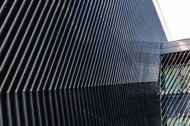 Ön cephede açılı paralel çizgiler
