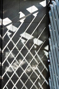 Güneşin yansımaları koridora giriyor.