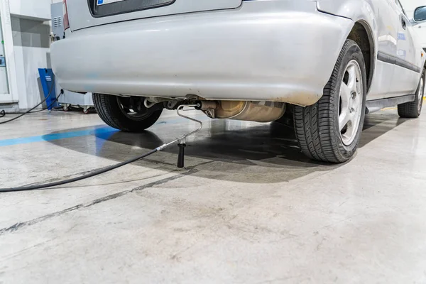 Emisyon kontrolü. Araç kontrol istasyonundaki eski bir arabanın egzozunda gaz sensörü var.